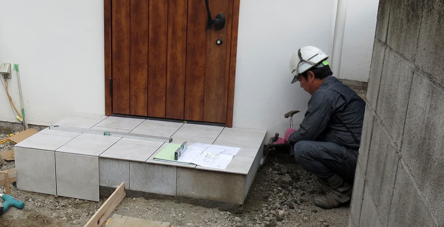 外構職人作業中